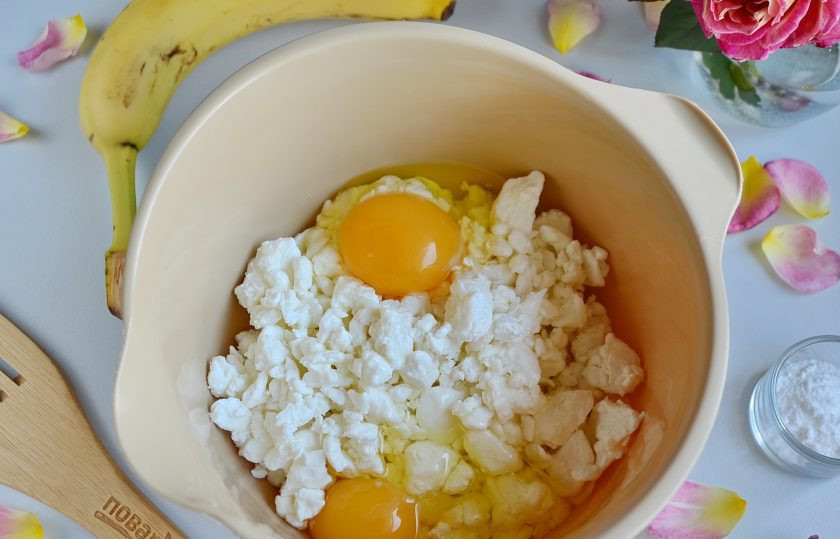 1. Этап. Творожная запеканка с бананами: Творог соедините с яйцами. Смешайте блендером или миксером до однородной массы.