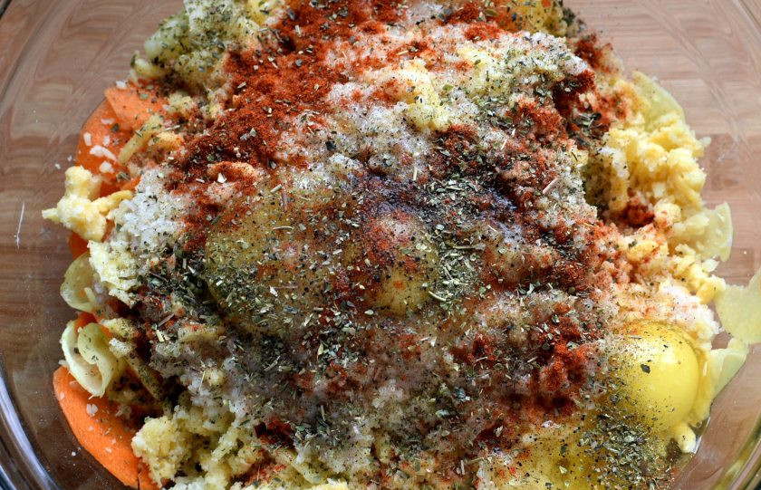 1. Этап. Запеканка-кугель из овощей с индейкой: Также добавьте тертый сыр, яйца, любимые пряности и паприку. Посолите, поперчите и хорошо перемешайте.