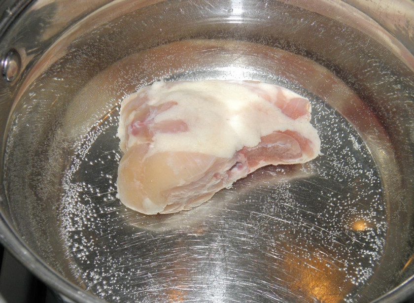 1. Этап. Борщ с кислой капустой: Положите кусочек мясо или мясную косточку в холодную воду и варите с момента закипания 20 минут, для курицы этого достаточно.