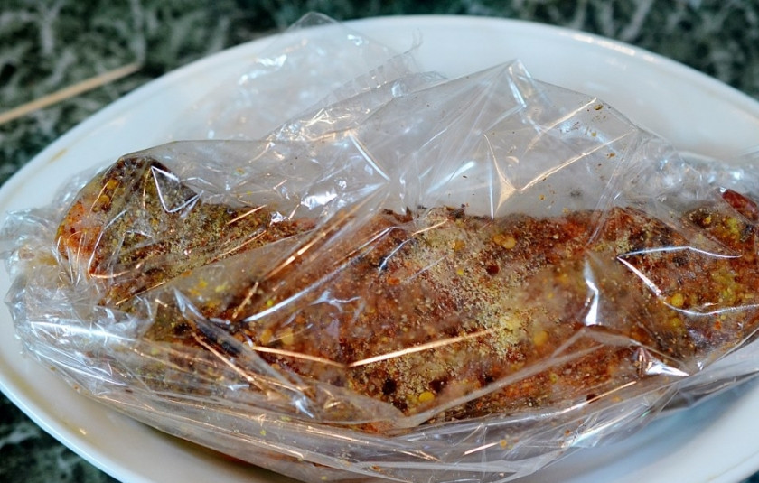 1. Этап. Мясо в микроволновке: Положите в рукав для запекания, сделайте несколько проколов зубочистками. Положите в форму для запекания.