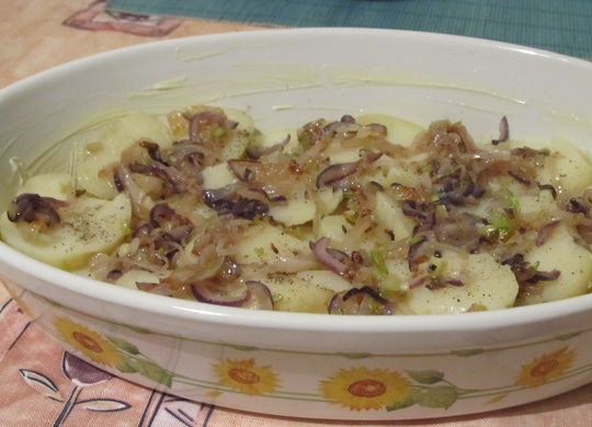 1. Этап. Рыба по-монастырски: На картофель - припущенный на сковороде с растительным маслом лук.