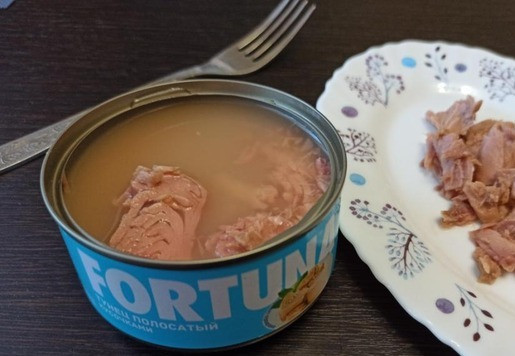 1. Этап. Салат Дыхание дракона: Консервированного тунца FORTUNA выложить на тарелку, предварительно слив жидкость.