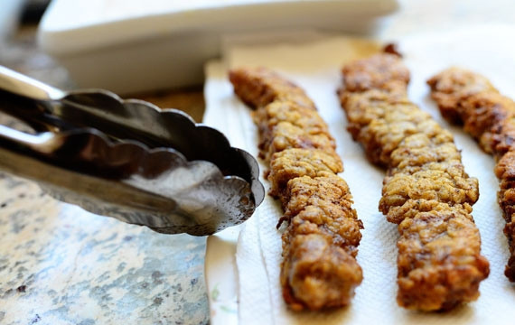 1. Этап. Говядина в кляре: Готовые кусочки говядины выложить на бумажное полотенце, чтоб убрать лишний жир.