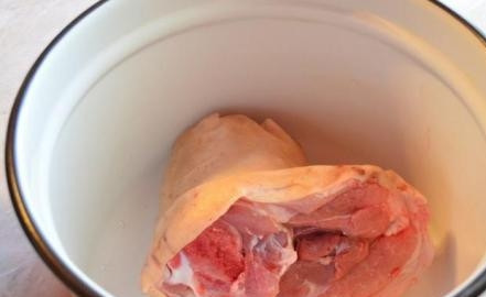 1. Этап. Као Ка Му: Чистую и поскобленную свиную рульку укладываем в большую кастрюлю.