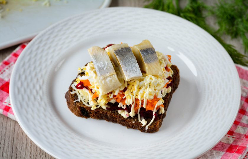 1. Этап. Селедка под шубой на хлебе: Выложите кусочки селедки.