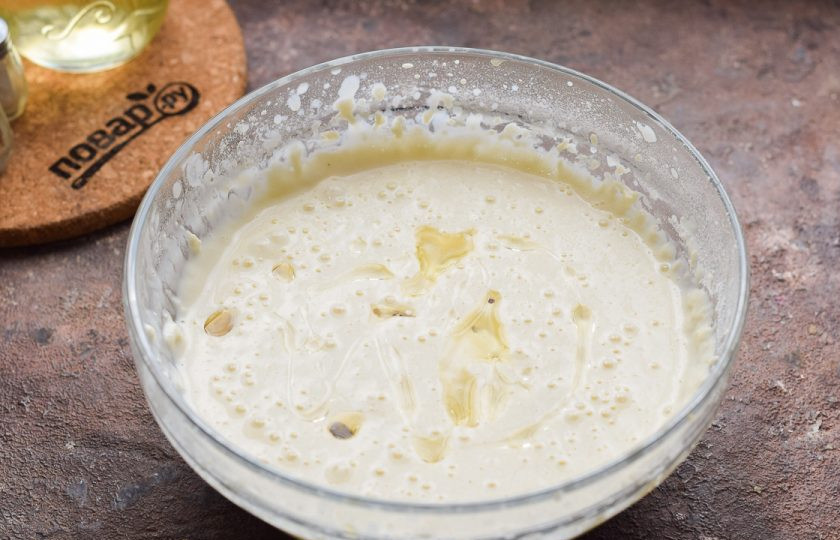 1. Этап. Блинчики с яйцом и луком: Отдельно вскипятите воду и добавьте в кипяток соду, перемешайте и влейте в тесто. Перемешайте все и добавьте растительное масло — тесто готово.