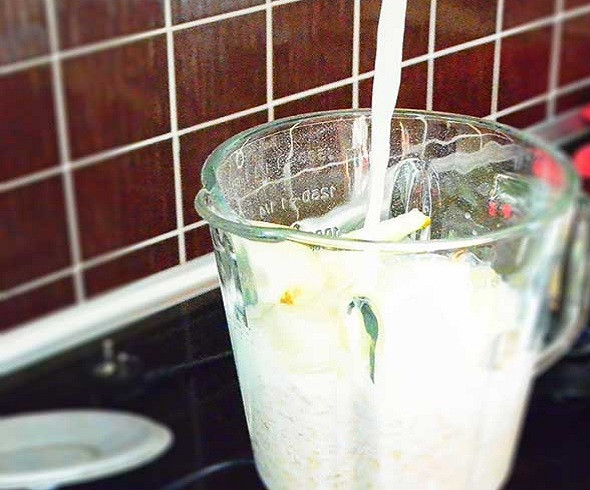 1. Этап. Овсяные блинчики диетические: 2. Добавить в чашу немного молока. Лучше брать обезжиренное. Можно при желании также использовать кефир или сыворотку.