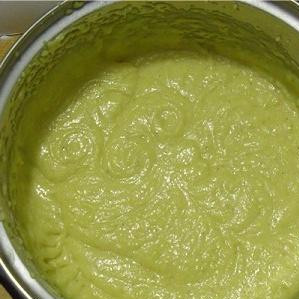 1. Этап. Кекс с яблоками: 2. Влить кефир с содой и продолжать взбивать. Теперь нужно добавить кукурузную муку. Опять взбиваем. Добавить пшеничную муку и хорошо мешать тесто.