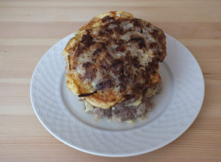 1. Этап. Лепешки из фарша: 7. Повторите манипуляции с оставшимся фаршем. Готовые лепешки выкладывайте друг на друга, для поддержания тепла и сразу же подавайте на стол.