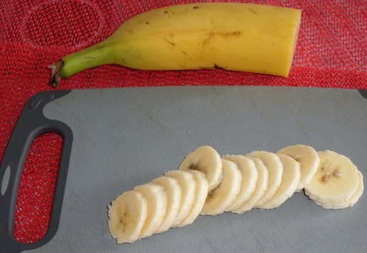 1. Этап. Шоколадный овсяноблин с бананом: Банан очищаем и нарезаем 
