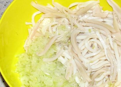 1. Этап. Салат из кальмаров и лука: 8. Соедините в удобной посуде все компоненты: кальмар, лук, яйца. По вкусу посолите.