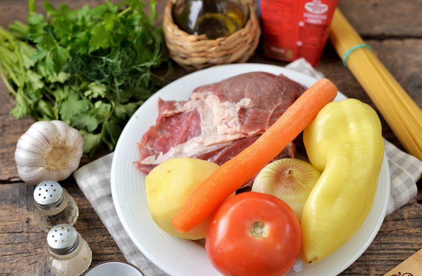 1. Этап. Вкусный лагман: Возьмите все необходимые ингредиенты для приготовления лагмана. Овощи почистите, помойте вместе с зеленью и говядиной, обсушите все насухо.