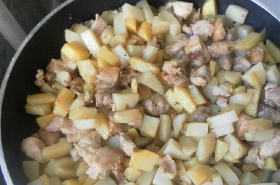 1. Этап. Картошка с курицей и шампиньонами: В картошку добавляем сначала курицу, потом грибы.