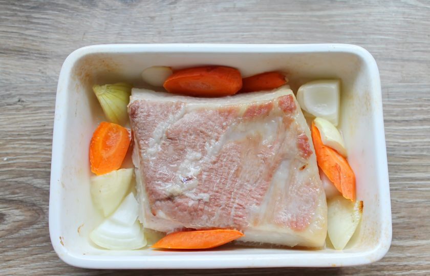 1. Этап. Свинина по-датски: Влейте воду, она должна лишь покрывать кожу, не доходя до мяса. Поставьте в горячую духовку и готовьте при температуре 160 градусов 30 минут.