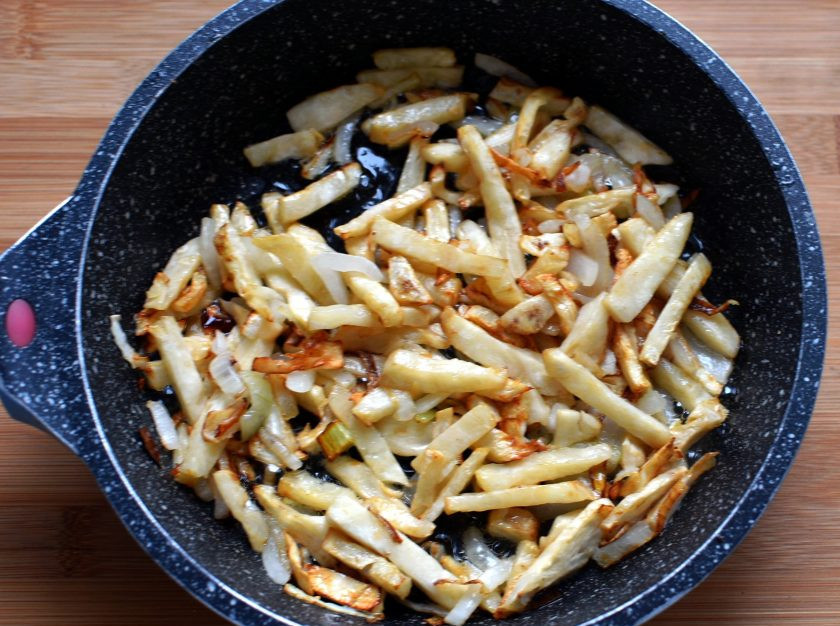 1. Этап. Суп с сельдереем и кабачком «Вести с полей»: Корень сельдерея очистите и нарежьте брусочками. Лук нашинкуйте. Обжарьте на масле до легкой позолоты.