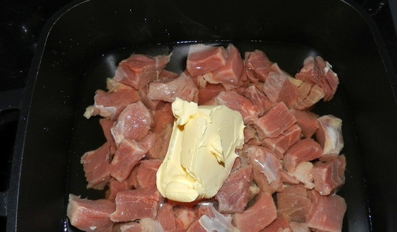 1. Этап. Чашушули на кеци: Нарезанное мясо поместите в кастрюльку подходящего размера и залейте в нее пол-литра холодной питьевой воды. Положите сливочное масло и включите минимальный огонь. Оставьте мясо томиться под закрытой крышкой.