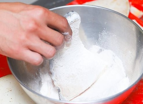 1. Этап. Сибас жареный: Рыбу промойте, обсушите бумажным полотенцем. Каждый кусочек обваляйте в муке.