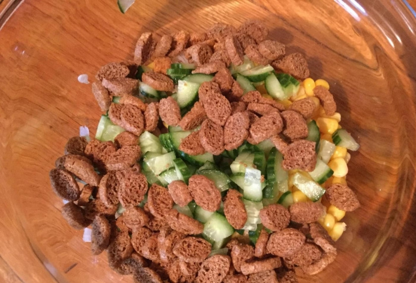 1. Этап. Недорогой вкусный салат: 5. Сухарики (можно брать любые на ваш вкус или даже домашние) перекладываю в миску и перемешиваю, по вкусу солю.