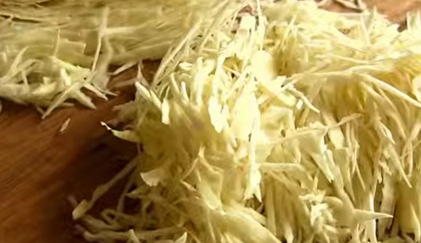 1. Этап. Кексы с капустой и колбасой: 1. Капусту нашинкуйте тонкой соломкой.