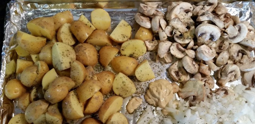 1. Этап. Грибы с картошкой: 1. Вымойте картошку, разрежьте ее на 4 части или на 2, если картофель маленький. Грибы нарежьте толстыми пластинами. Измельчите репчатый лук, выложите все на противень с фольгой.
