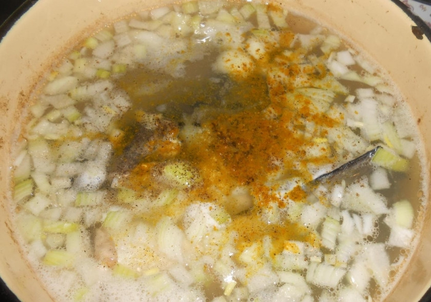 1. Этап. Уха из семги с пшеном: 5. Луковицу моем и нарезаем очень мелко, отправляем ее в суп, добавляем соль и другие приправы по вкусу.