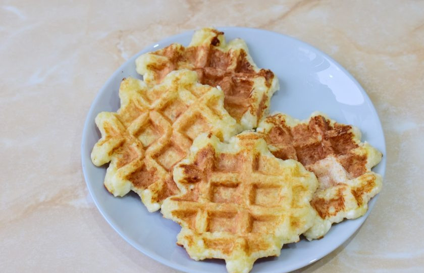 1. Этап. Сырники в вафельнице: Готовые сырники снимите на тарелку для остывания.