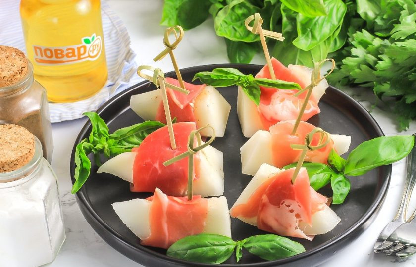 1. Этап. Дыня Прошутто: Заранее охладите белое вино и подайте закуску к столу вместе с ним. Насладитесь невероятным вкусом приготовленного вами блюда на скорую руку. По желанию можно дополнить блюдо различными соусами: кисло-сладким или соевым.