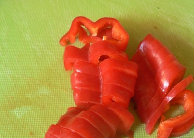 1. Этап. Салат по-корейски из огурцов: Нарезать перец чили.