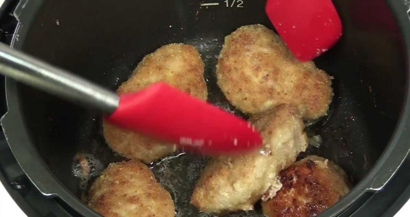 1. Этап. Котлеты в скороварке: И приготовить их в скороварке одним из вышеперечисленных способов - например, обжарить, а потом потушить.