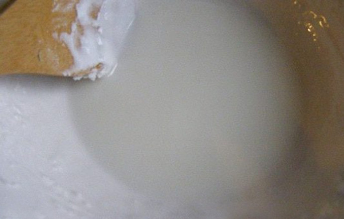 1. Этап. Коврижка 80-х годов: Разведите горячую воду с сахаром и прокипятите смесь 10 минут.