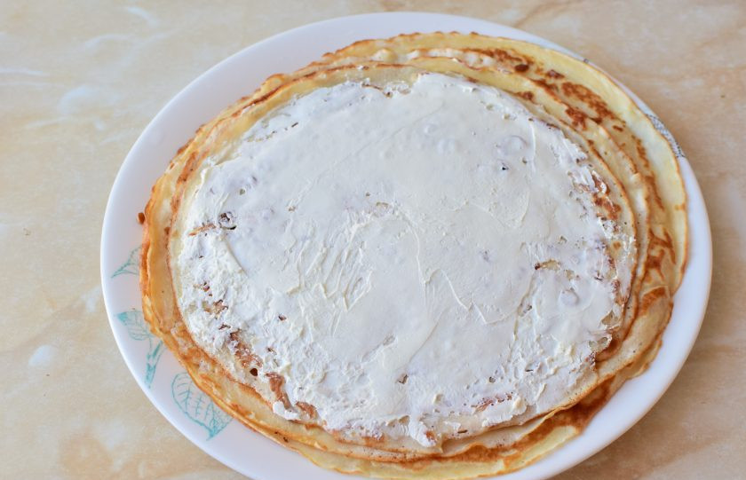 1. Этап. Блинные рулеты с рыбой: Каждый блинчик смазывайте творожным сыром.