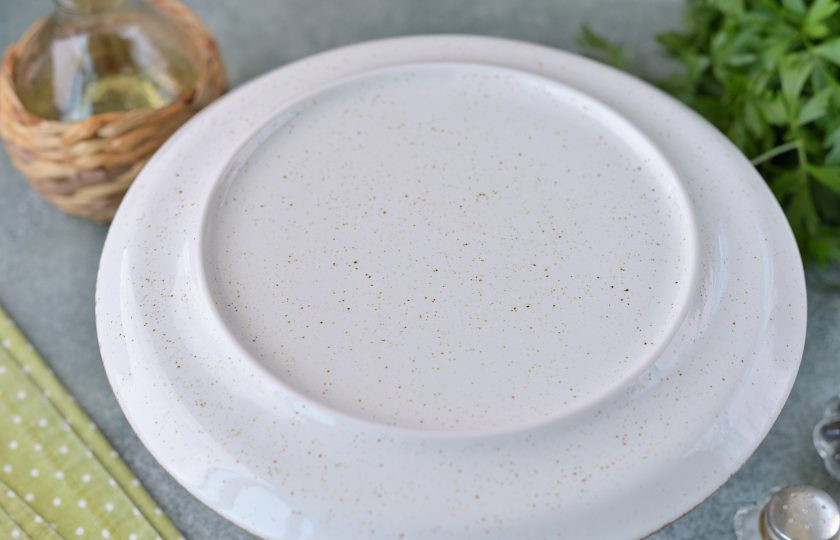 1. Этап. Кускус с вялеными томатами: Накройте миску с кускусом плоской тарелкой и оставьте на 5-7 минут.