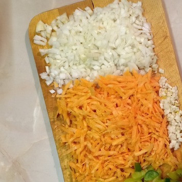 1. Этап. Картошка, тушеная с мясом: Морковь натереть на терке, лук нарезать небольшими кубиками, перец полукольцами, чеснок мелко покрошить.