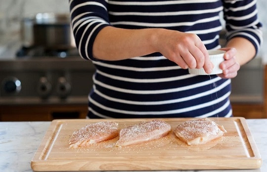 1. Этап. Куриное филе диетическое: 2. Присыпьте солью и перцем по вкусу. Разумеется, в рецепт приготовления куриного филе диетического лучше использовать минимум соли, но при этом вы вполне можете взять самые разнообразные специи.