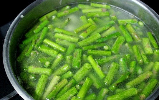 1. Этап. Суп-пюре из спаржи: 5. Влейте заранее приготовленный бульон или чистую воду. Доведите до кипения, подсолите по вкусу. Варите на медленном огне минут 15-20.