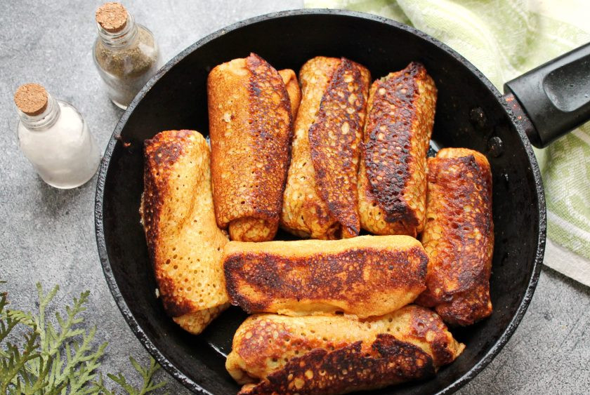 1. Этап. Вкусные блины с легким: В сковороде разогрейте растительное масло и обжарьте блины с легким с двух сторон до румяной корочки на медленном огне.