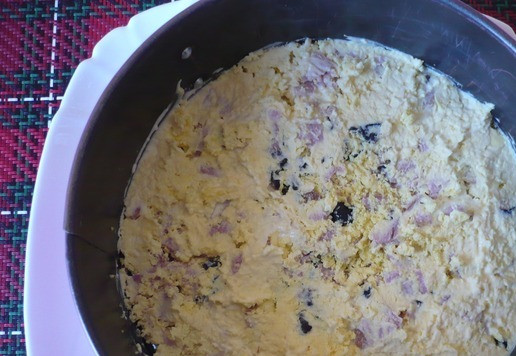 1. Этап. Салат-закуска Зимняя сказка: Затем выложить натертые на мелкой терке вареные желтки, нанести тонкий слой майонеза.