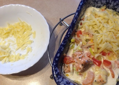 1. Этап. Рагу-чаудер из рыбы: Запекаем в разогретой до 200 градусов духовке минут 25. Затем посыпаем оставшимся сыром и запекаем до расплавления сыра.