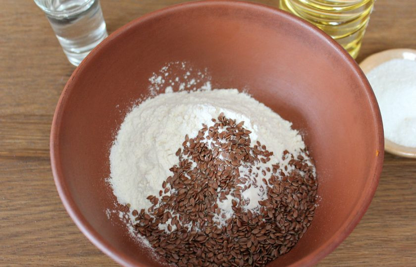 1. Этап. Постное галетное печенье: В миску насыпаем муку и семена.