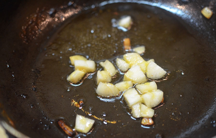 1. Этап. Курица Пикассо: 9. В этой же сковороде обжарьте нарезанный чеснок.