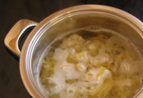 1. Этап. Паста с телятиной: Макароны отвариваем до готовности в подсоленной воде.