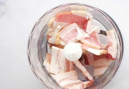 1. Этап. Мясные шарики с индейкой и беконом: 1. В чашу блендера отправьте бекон, нарезанный средними кусочками.