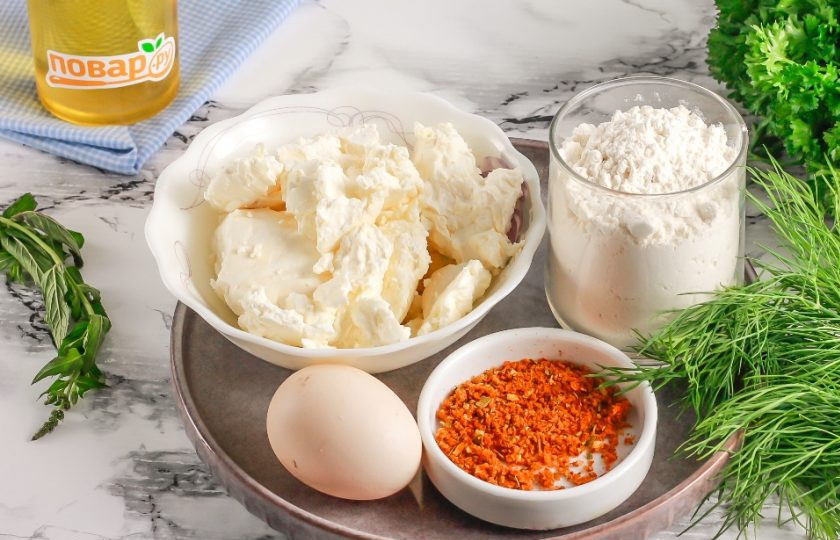 1. Этап. Несладкие сырники: Подготовьте указанные ингредиенты. Зелень в сырники можно добавлять любую, а также бекон, отварное мясо, специи и пряности.