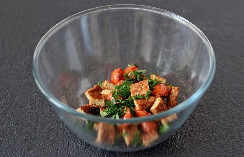 1. Этап. Каша гритс: Жареный темпе порежьте кубиками, петрушку мелко порубите. Добавьте томаты.