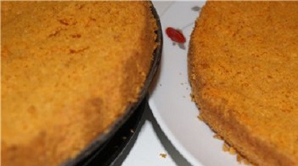 1. Этап. Торт Шифон: 7. Остывший корж необходимо разрезать на два.