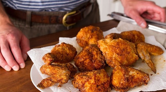 1. Этап. Жареная во фритюре курочка: 5. Жарьте во фритюре курочку по несколько штук до румяной корочки. После переложите на бумажную салфетку и через минутку можно подавать к столу. Приятного аппетита!