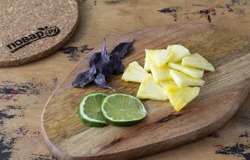 1. Этап. Чай с ананасом: Лайм нарежьте кружочками. Листья базилика отделите от веточки и немного пожмите руками, чтобы они выделили сок. Ананас нарежьте ломтиками среднего размера.