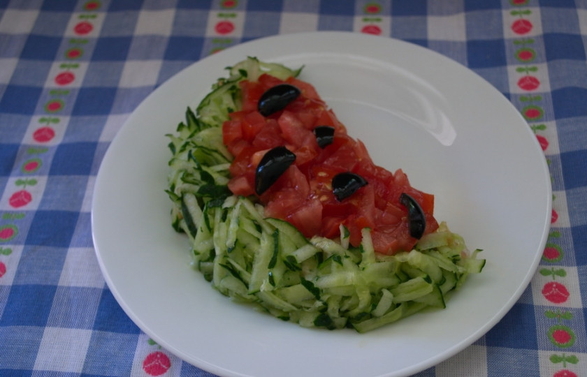 1. Этап. Салат Арбузная долька: 5. Из 2-3 маслин сделайте подобие семян арбуза. Выложите кусочки маслин сверху.