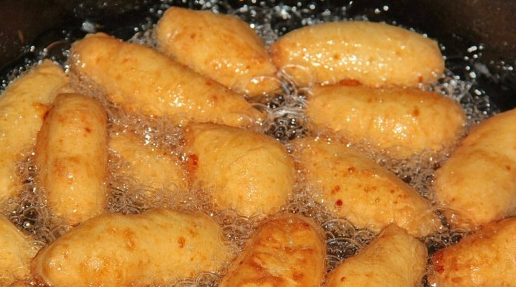 1. Этап. Баурсаки из творога: Вливаем масло на сковороду и жарим баурсаки до золотистого цвета.