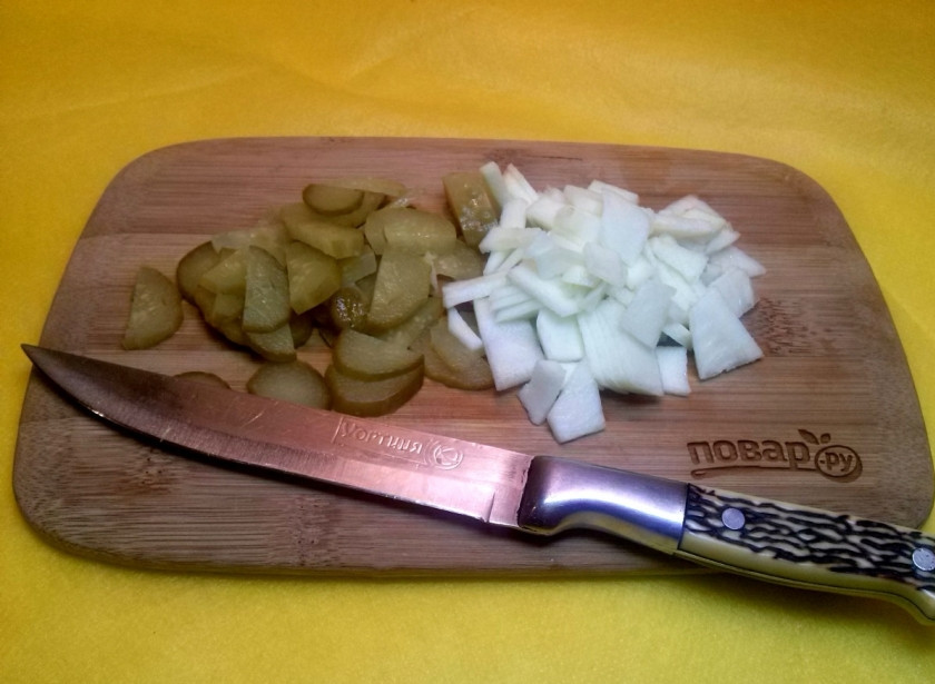 1. Этап. Салат Сытый папа: Огурцы и свежий молодой кабачок нарежьте тонкими пластинками.